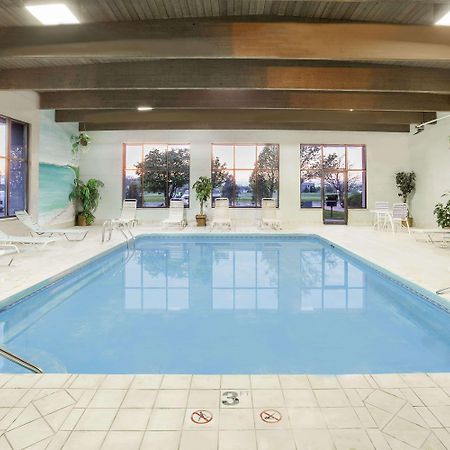 Baymont By Wyndham Janesville Bagian luar foto