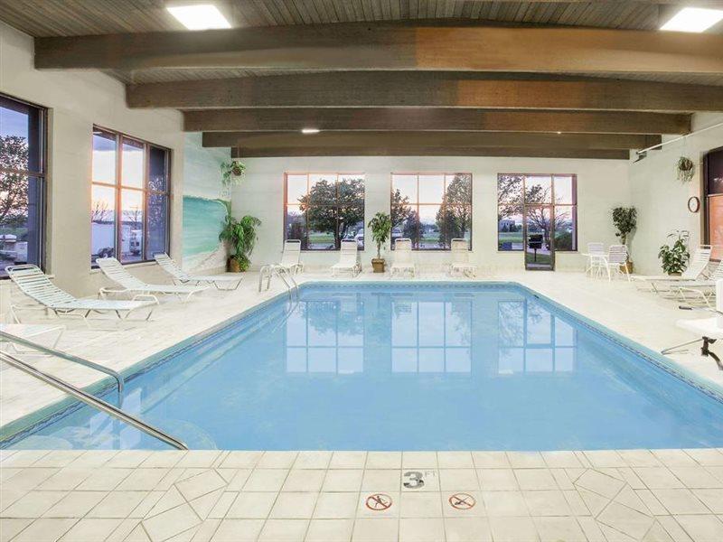 Baymont By Wyndham Janesville Bagian luar foto