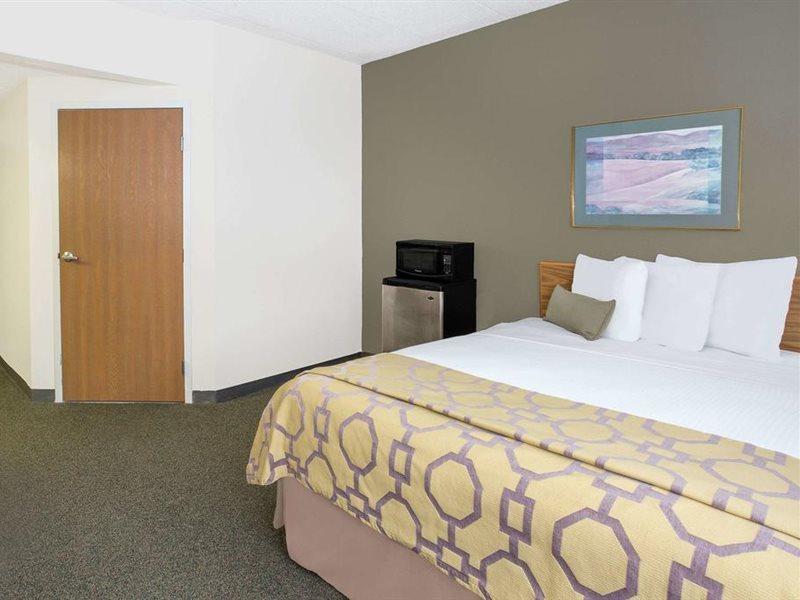Baymont By Wyndham Janesville Bagian luar foto