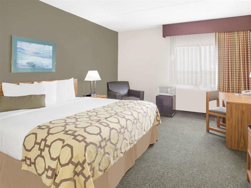Baymont By Wyndham Janesville Bagian luar foto