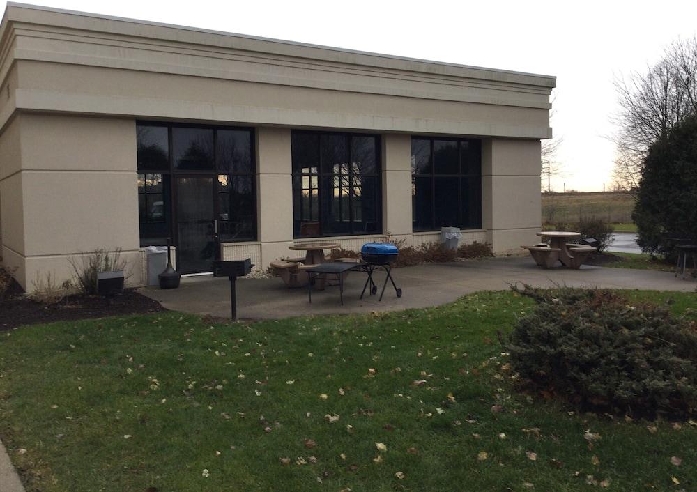 Baymont By Wyndham Janesville Bagian luar foto
