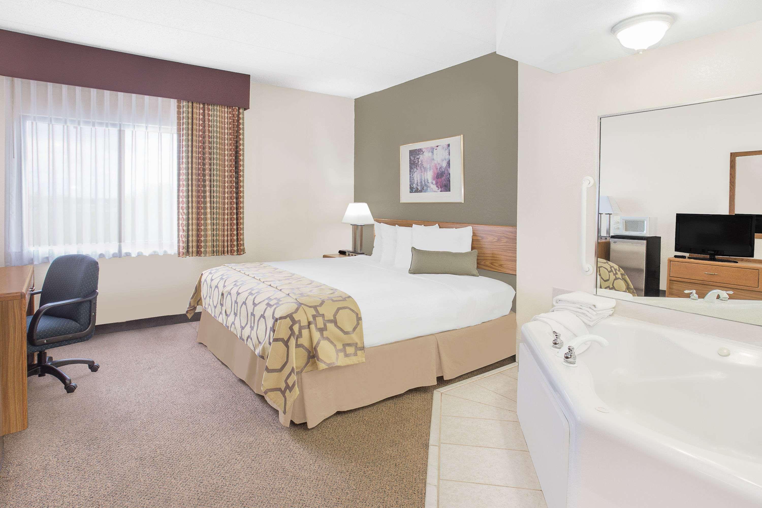 Baymont By Wyndham Janesville Bagian luar foto