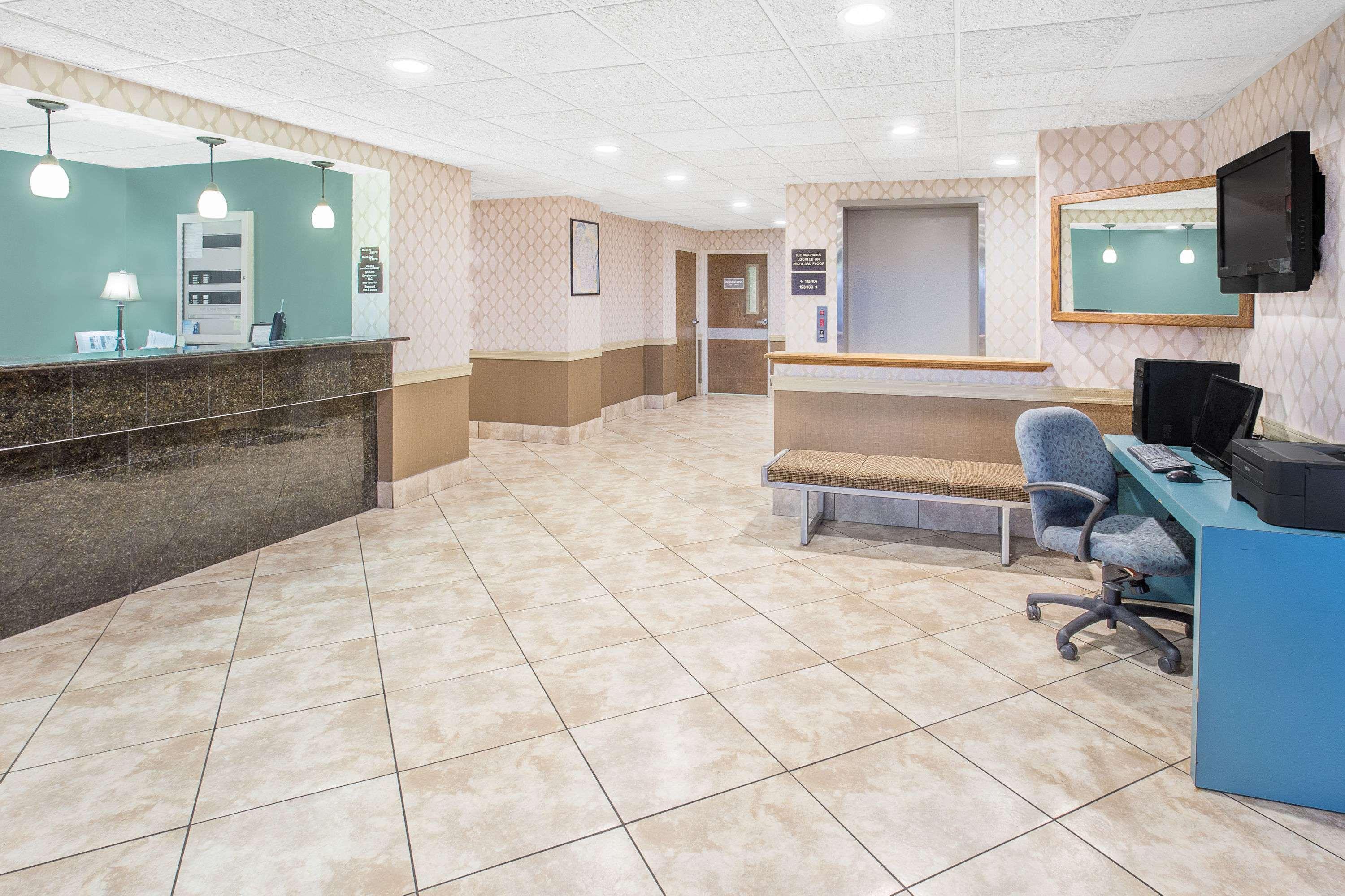 Baymont By Wyndham Janesville Bagian luar foto