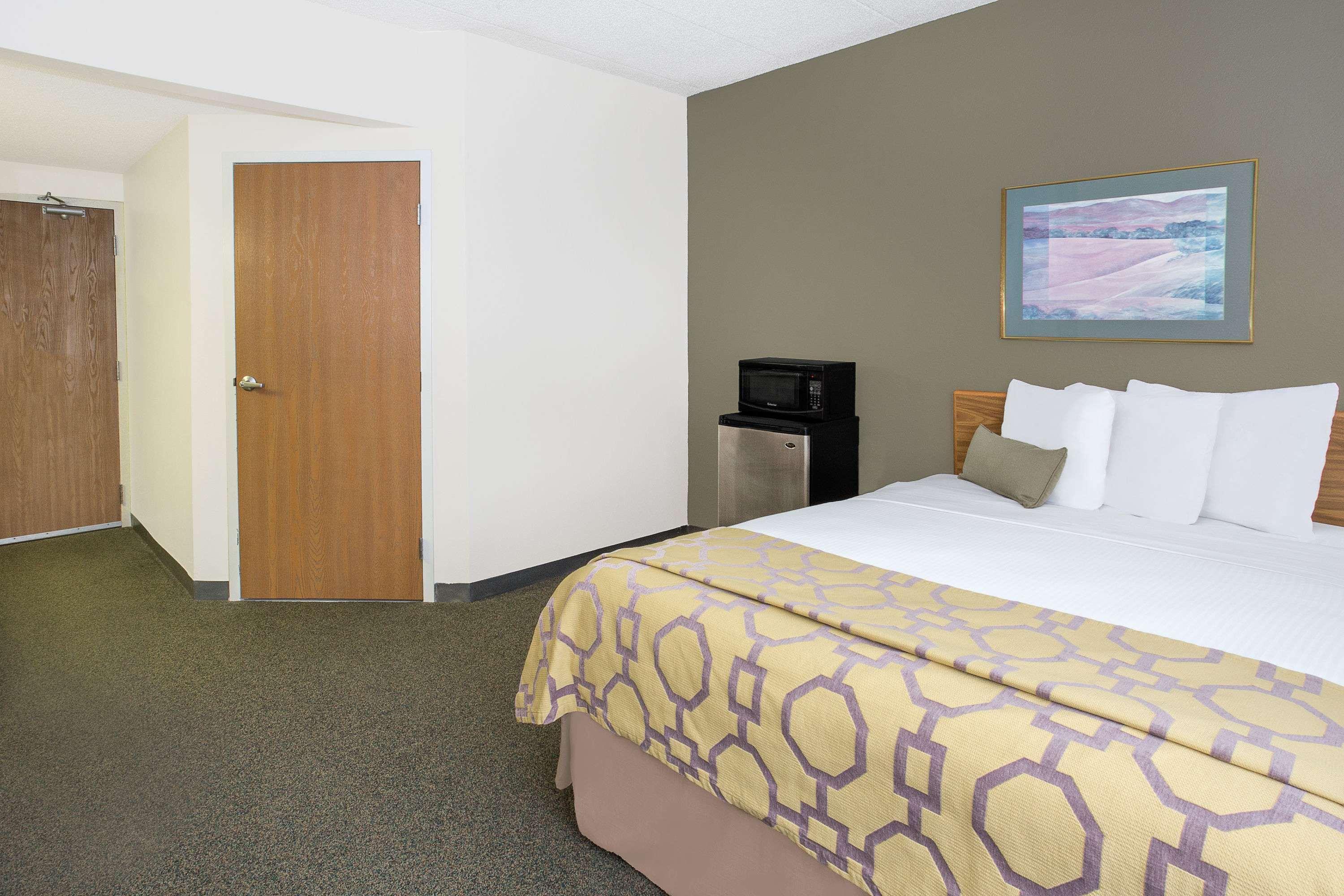 Baymont By Wyndham Janesville Bagian luar foto