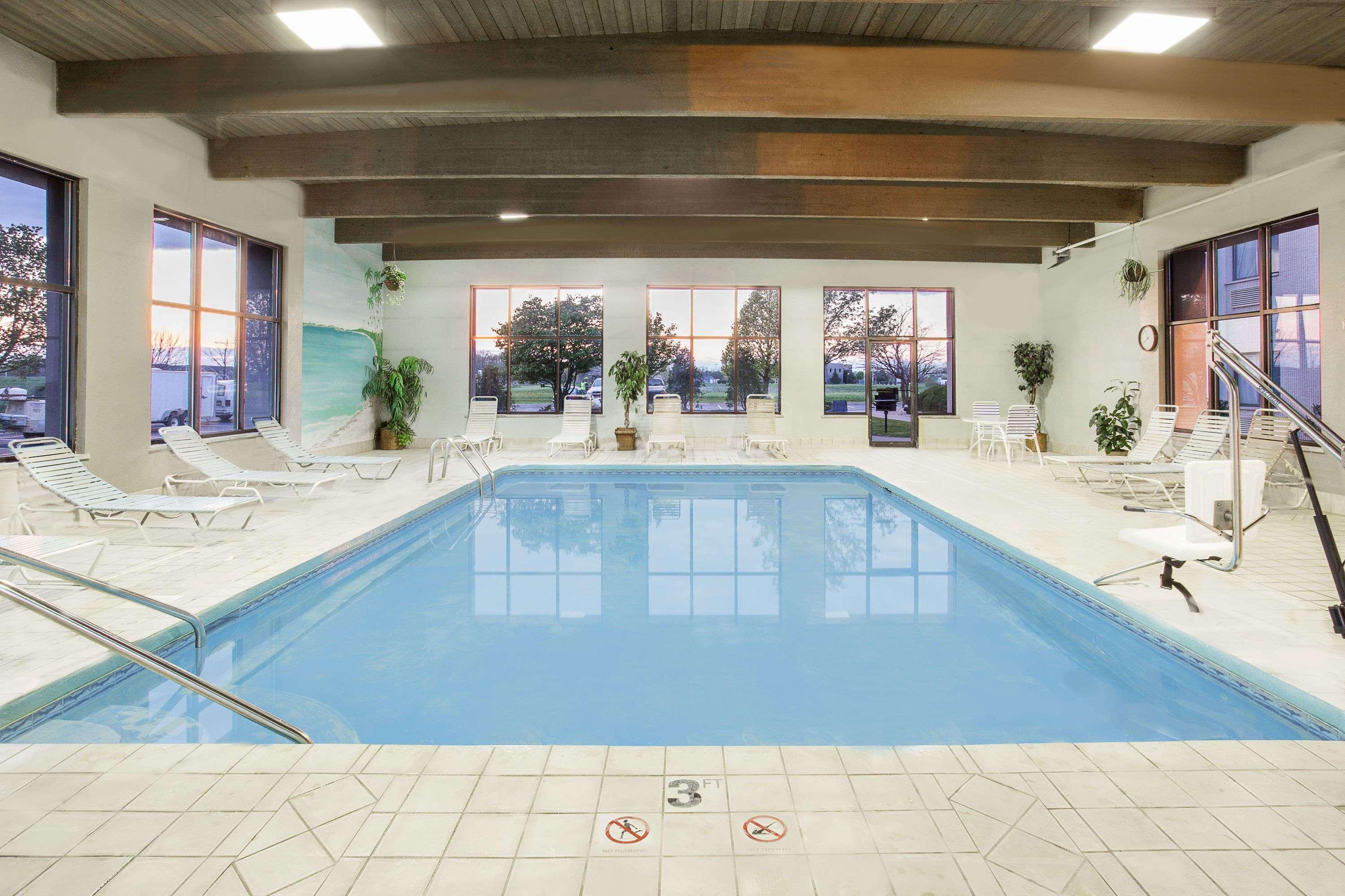 Baymont By Wyndham Janesville Bagian luar foto