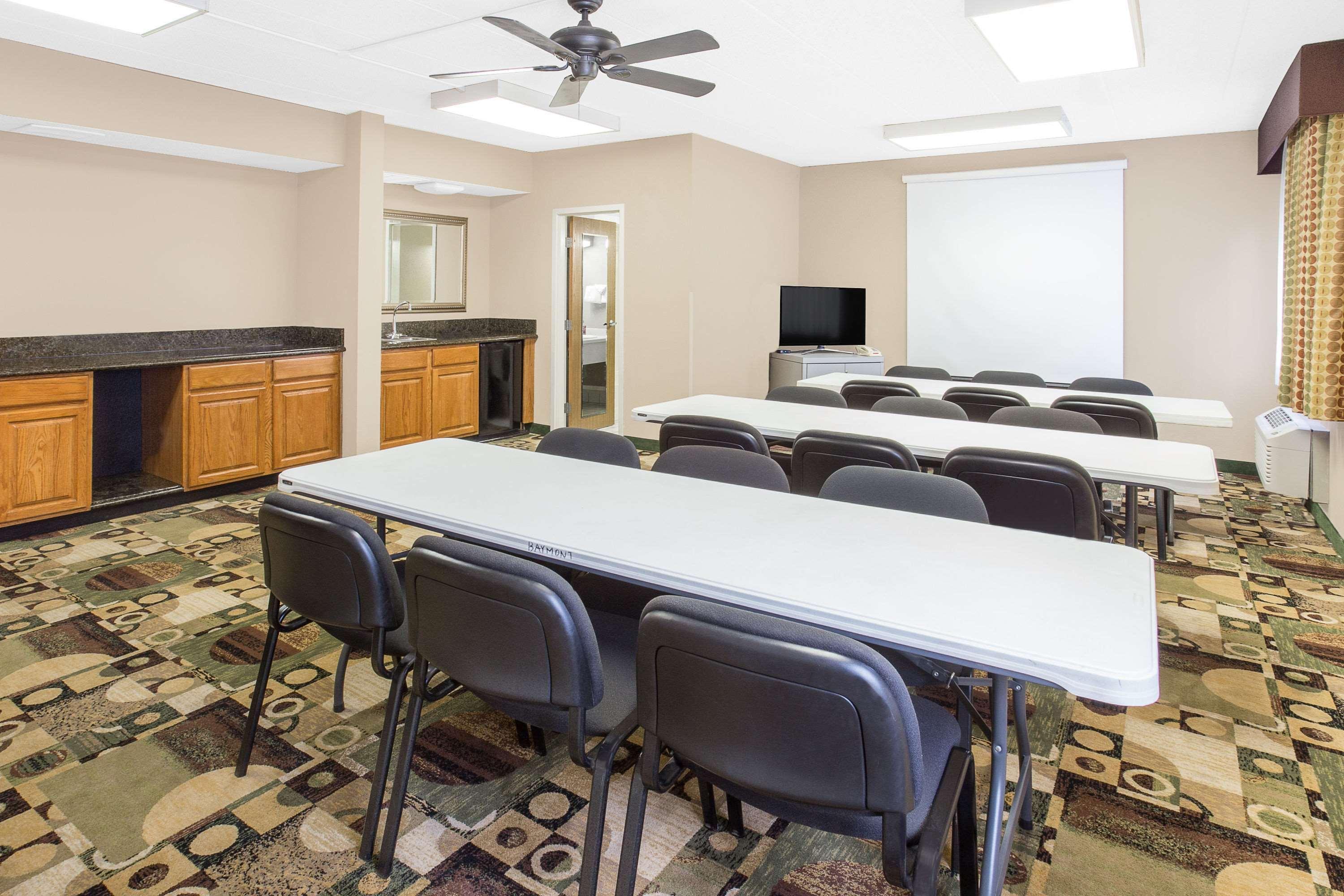Baymont By Wyndham Janesville Bagian luar foto