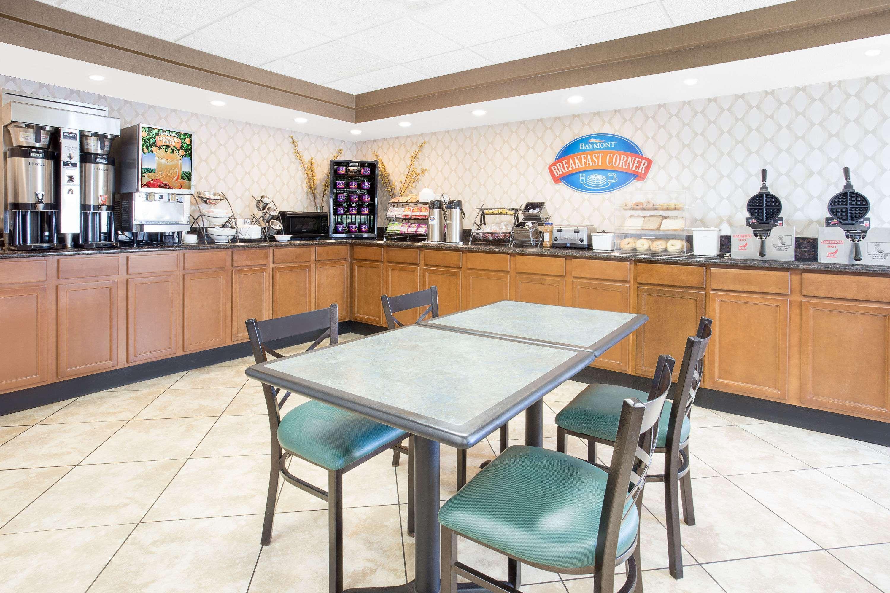Baymont By Wyndham Janesville Bagian luar foto